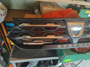 Grilă față originală Dacia Sandero 3 Stepway - imagine 2