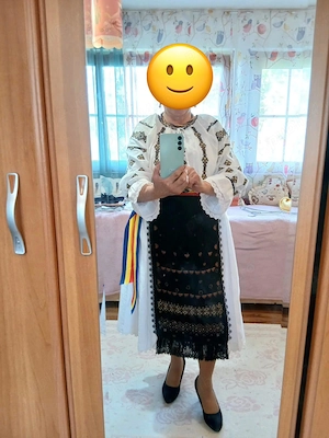 Costum popular cu zadii cusute manual 