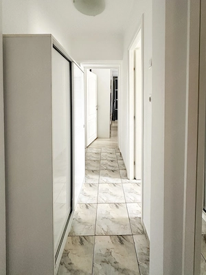 Piața Alba Iulia nr. 1 — decomandat, etaj 2, vedere spre rond - imagine 5