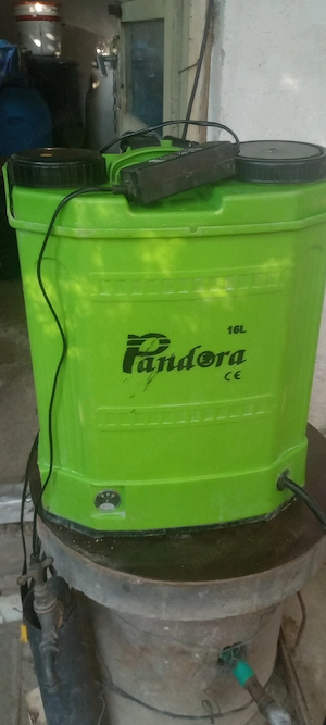 Vând pompă de stropit 16L