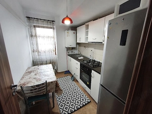 închiriez apartament 2 camere  - imagine 2
