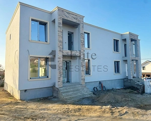 Casa pe deal de vanzare cu 5 camere
