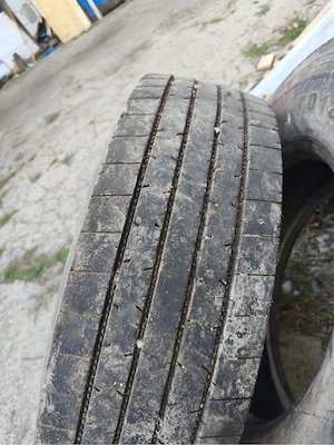 Vând 2 anvelope de direcție, dimensiunea 295/80 R22.5. - imagine 2