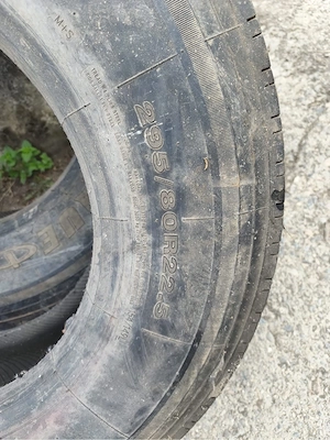 Vând 2 anvelope de direcție, dimensiunea 295/80 R22.5. - imagine 3