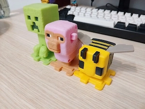 Jucarii Mc Donald's "Creeper", "Pink Sheep", " Bee" din Minecraft Movie