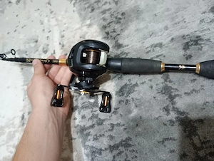 Vând lansetă spinning-baitcaster