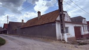 Casă tradițională cu două corpuri de locuit și șură mare, aproape de centrul comunei Dumbrăvița, BV - imagine 2