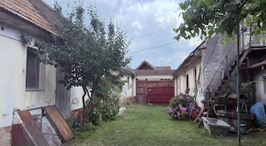 Casă tradițională cu două corpuri de locuit și șură mare, aproape de centrul comunei Dumbrăvița, BV - imagine 7