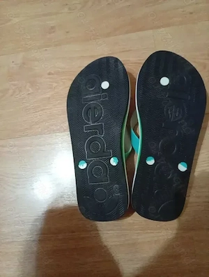 Vând papuci de plajă 