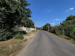 Teren in peris 2800 mp la asfalt, toate utilitatile, deschidere 18m
