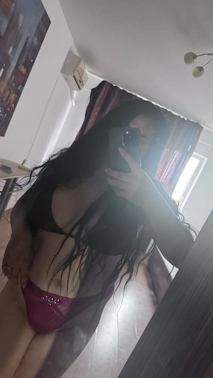 brunetă cu forme apetisante !!!