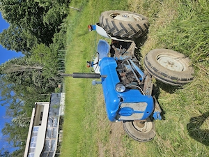 Vând tractor fordson dexta