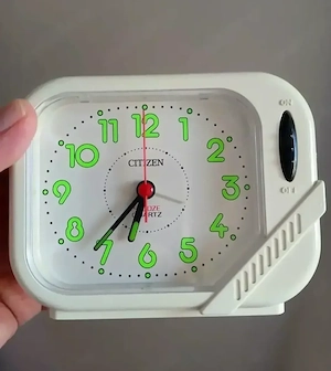 Ceas deșteptător analogic de masă, marca Citizen fabricat în anul 1986, echipat cu mecanism Quartz 