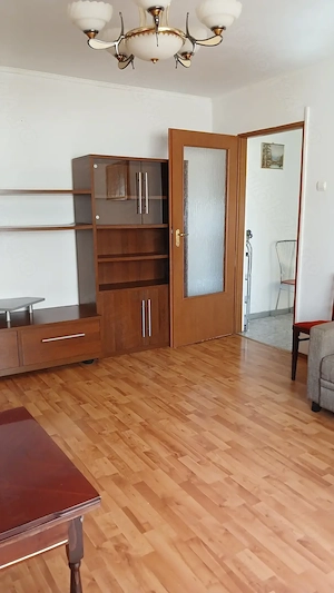 Pe Bd. Decebal, zona Semiluna, aparatament cu 2 camere, mobilat,utilat, de inchiriet. - imagine 4