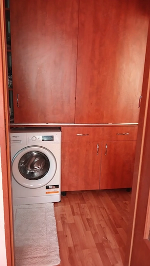 Pe Bd. Decebal, zona Semiluna, aparatament cu 2 camere, mobilat,utilat, de inchiriet. - imagine 9