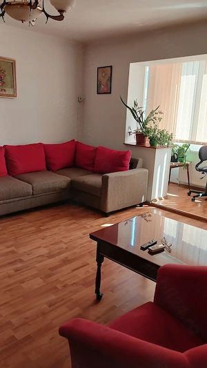 Pe Bd. Decebal, zona Semiluna, aparatament cu 2 camere, mobilat,utilat, de inchiriet.