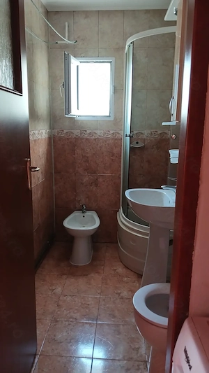 Pe Bd. Decebal, zona Semiluna, aparatament cu 2 camere, mobilat,utilat, de inchiriet. - imagine 10