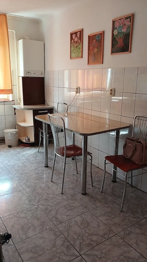 Pe Bd. Decebal, zona Semiluna, aparatament cu 2 camere, mobilat,utilat, de inchiriet. - imagine 6