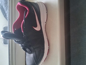 Vand adidasi nike