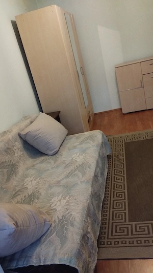 O camera pentru o fata