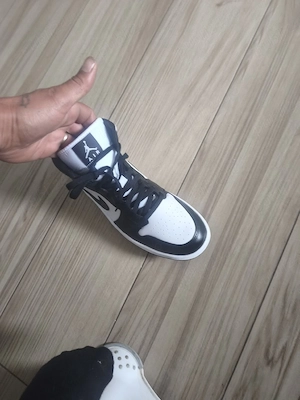 Adidași Nike noi de vânzare .