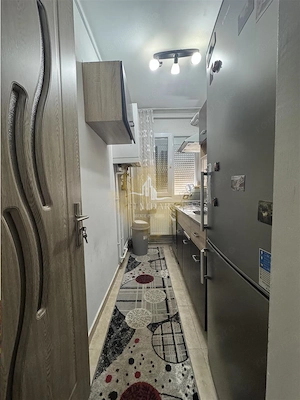 Apartament 3 camere - Zona Dacia - Etaj 2 - Centrala proprie - imagine 3