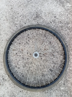 vând roata de bicicleta Pe rulmenți 26