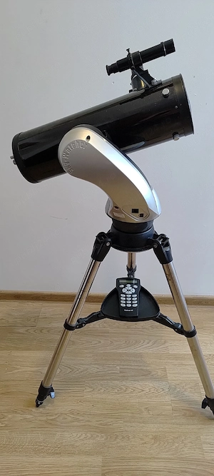 telescop reflector Newtonian Sky-Watcher SkyHawk 114 500 montat pe o montură computerizată altazimut