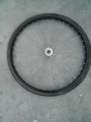 vând roata de bicicleta este 26