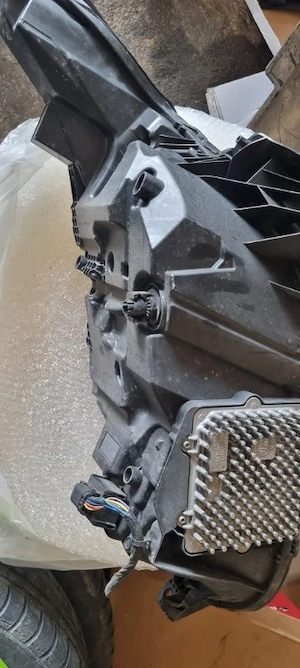 Far dreapta Range Rover Velar cod J8A2-13W029-EG dupa masina de europa - imagine 2
