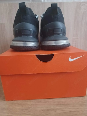 Vând adidași Nike 