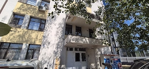 Inchiriez ap 2 camere et 1 in spate la Granit