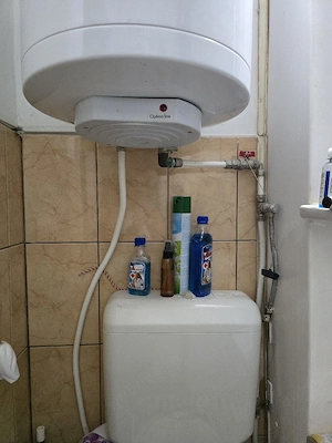 Vând garsonieră în micalaca parter, mobilată, utilată, frigider, mașină de spălat, boiler electric,, - imagine 6