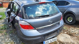 Opel din 2006 avariat