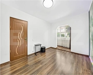 Apartament 2 camere, renovat, 2 balcoane, boxă și parcare – Tractorul