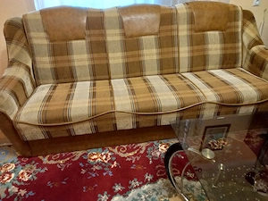 Vand set de living canapea cu doua fotoli si o masuta de sticla 