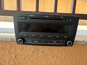 Radio CD original Škoda Swing + ramă Octavia 2 Facelift  - imagine 3