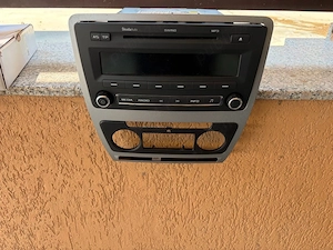 Radio CD original Škoda Swing + ramă Octavia 2 Facelift 