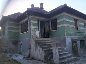    Casă tradițională din cărămidă, cu teren generos de 1.000 mp   investiție ideală în inima Transil - imagine 2