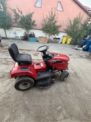 vand tractoras de tuns iarba 