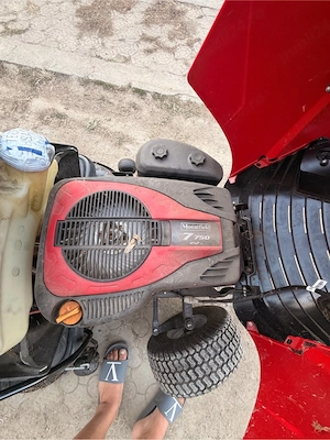 vand tractoras de tuns iarba 