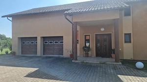 Vand casa Mandruloc constructie 2009 cu 450 mp utili pe 3.000 mp teren cu gazon si livada - imagine 4