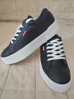 Adidasi Levi's