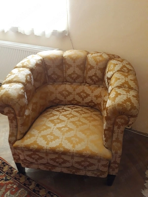 Set mobilier clasic (canapea și două fotolii) din mătase și lemn   Piese vintage de excepție