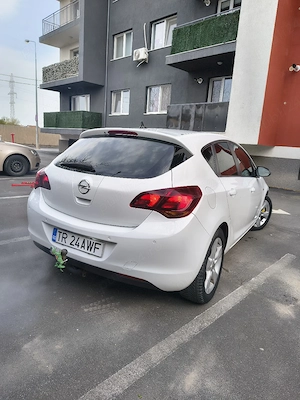 Opel Astra j 2011 - imagine 3