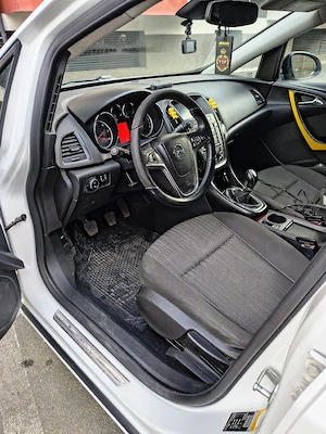 Opel Astra j 2011 - imagine 4