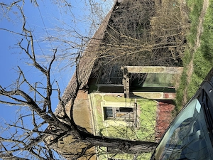Casa veche la țară trebuie dărâmată chiar . Se vinde  pentru teren 900 mp casa plus grădină  - imagine 4