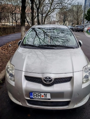 Vand Toyota Auris 1,6 benzină   argintiu