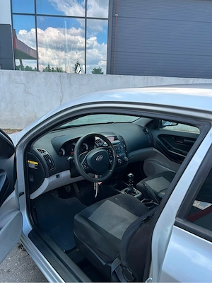Kia Ceed.  - imagine 3