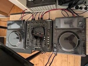 Pupitru DJ - playere Pioneer si mixer Xone